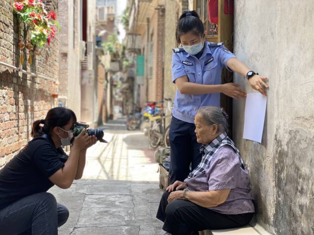 廣東政法機關將教育整頓成效迅速轉化為服務群眾強大動力。圖為公安機關窗口工作人員上門為老年人主動提供“上門辦”服務。 廣東政法機關將教育整頓成效迅速轉化為服務群眾強大動力。圖為公安機關窗口工作人員上門為老年人主動提供“上門辦”服務。