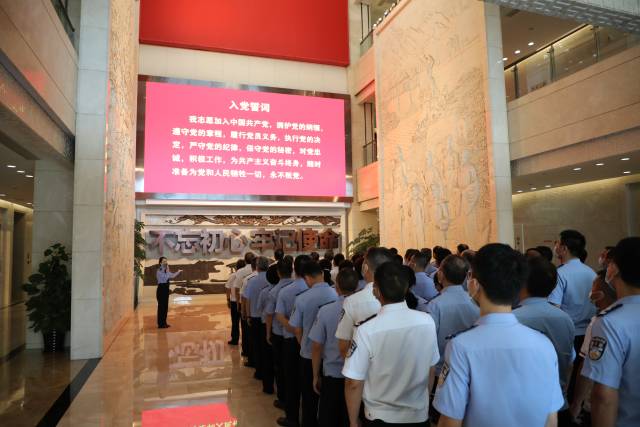 省監獄管理局組織參觀廣東省反腐倡廉教育基地。 省監獄管理局組織參觀廣東省反腐倡廉教育基地。