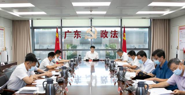 省委政法委舉行理論中心組學習會。 省委政法委舉行理論中心組學習會。