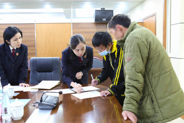 廣東政法機關將教育整頓成效迅速轉化為服務群眾強大動力。圖為中山市檢察院發揮檢察職能,為一名突遭家庭變故的未成年人提供司法救助。 廣東政法機關將教育整頓成效迅速轉化為服務群眾強大動力。圖為中山市檢察院發揮檢察職能,為一名突遭家庭變故的未成年人提供司法救助。