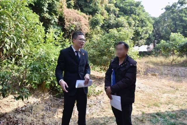法官在跟余婆婆兒子做調解工作