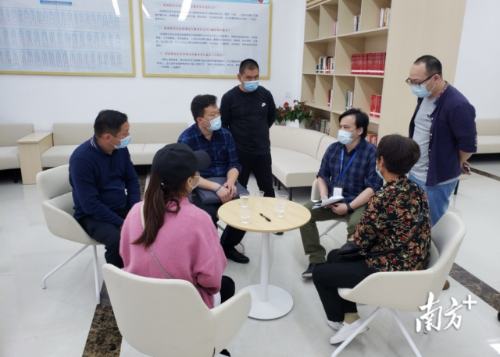 矛盾糾紛當事人走進綜治中心反映情況。 矛盾糾紛當事人走進綜治中心反映情況。
