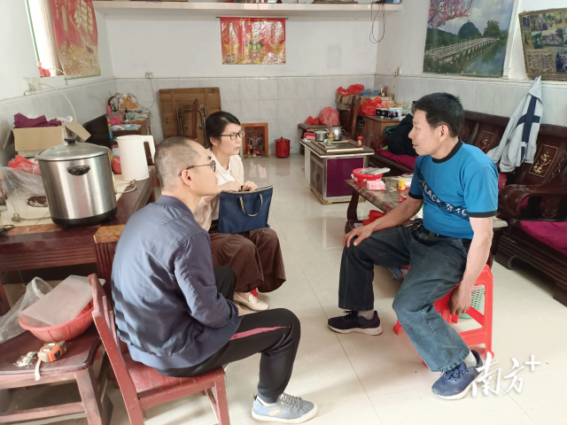 綜治中心工作人員進村入戶了解民情。受訪者供圖